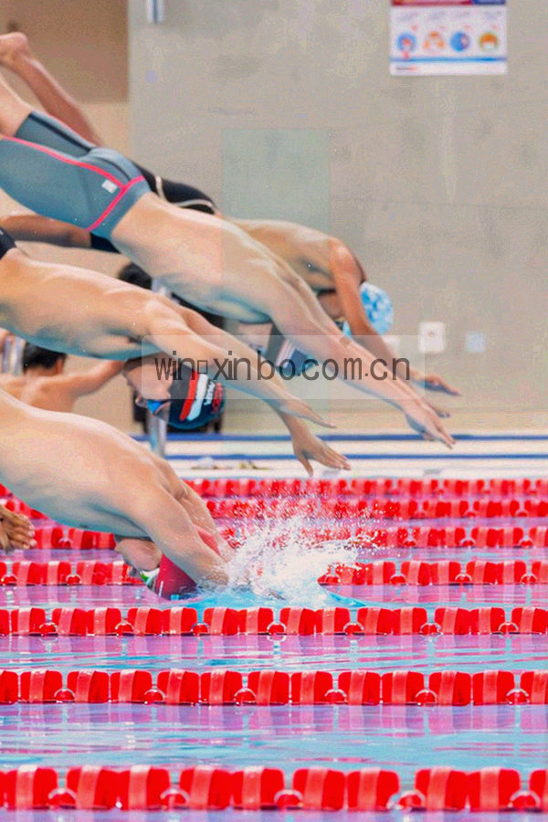 夜间球场俯拍视角下，罚球弧与点球点在灯光中清晰可见